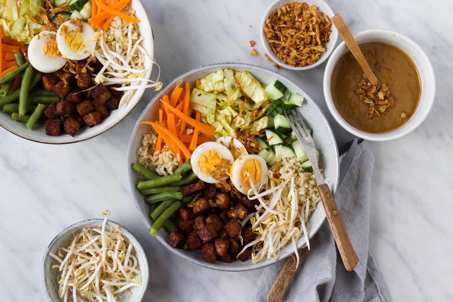 Gado gado bowl met ei, tempeh en pindadressing Feelgoodbyfood